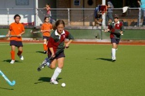 Kiera part en dribble